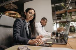 Mujer y hombre trabajando