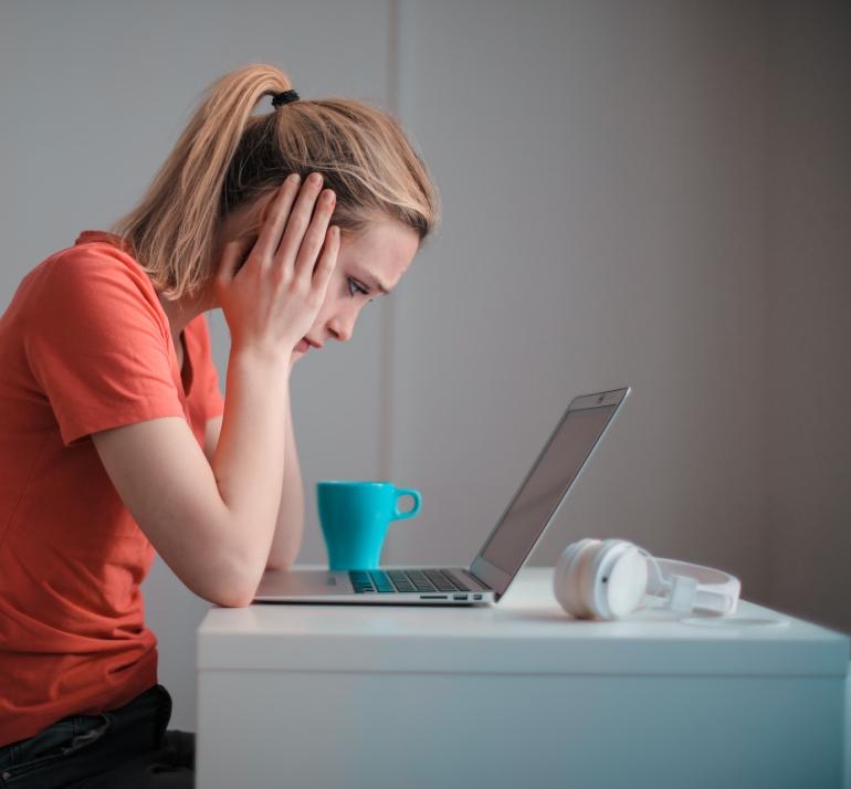 Mujer consternada computador