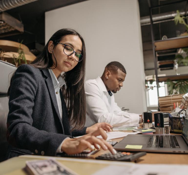 Mujer y hombre trabajando